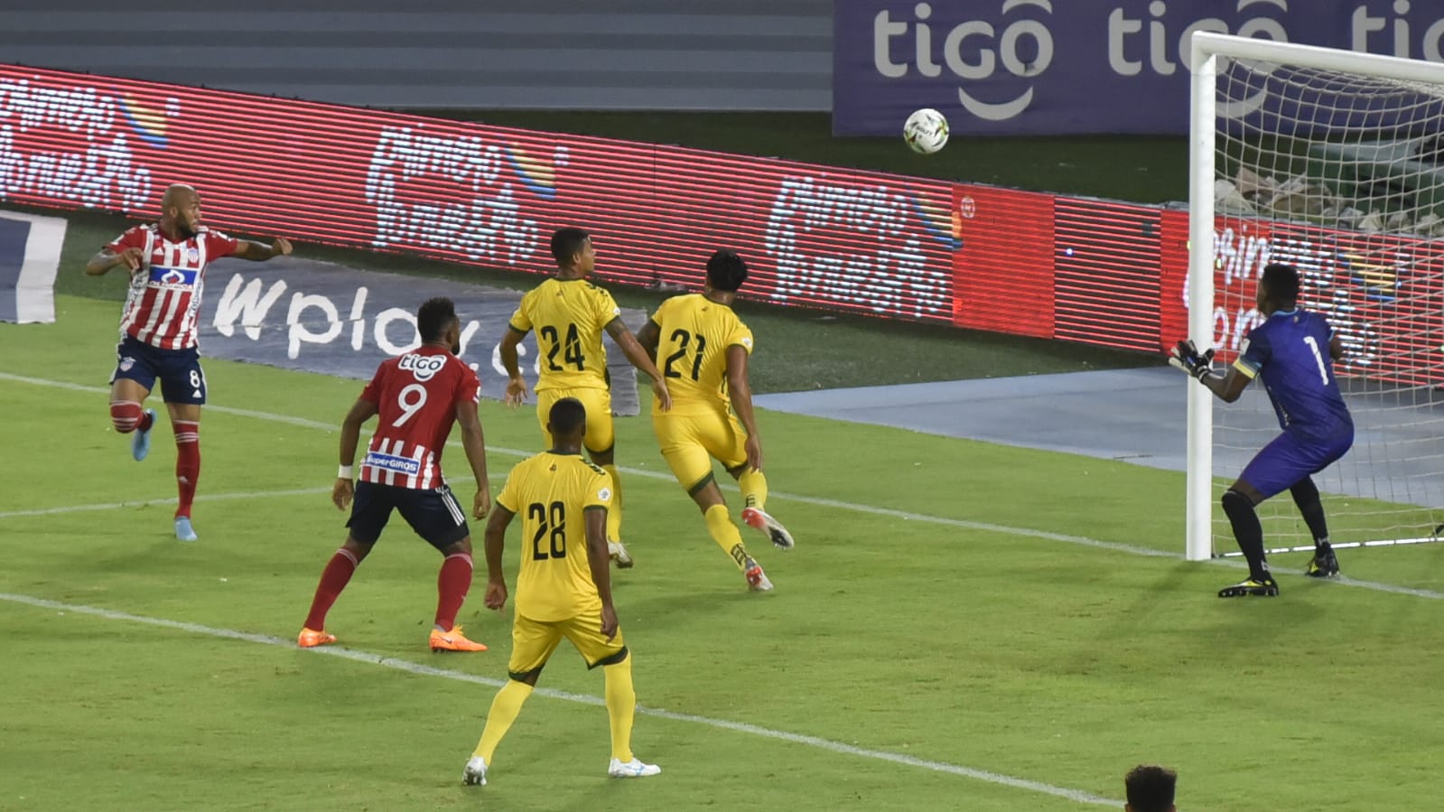 Cabezazo desviado de Freddy Hinestroza.
