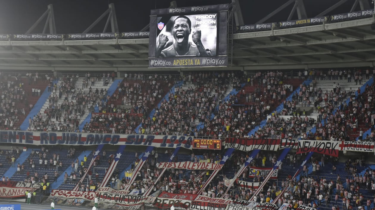 Homenaje en la tribuna a Freddy Rincón.