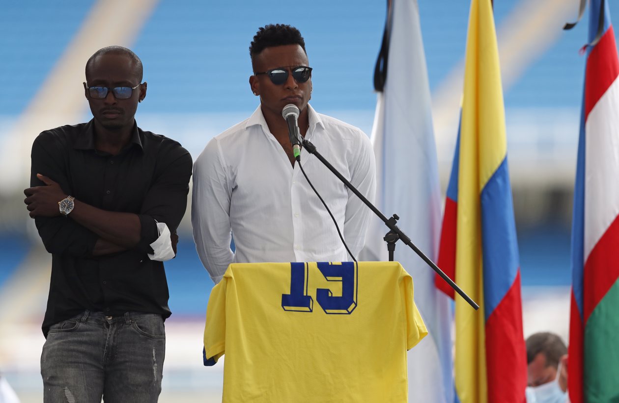 Sebastián Rincón (d), hijo del exfutbolista colombiano Freddy Rincón, habla durante un homenaje a su padre, en el estadio Pascual Guerrero en Cali.