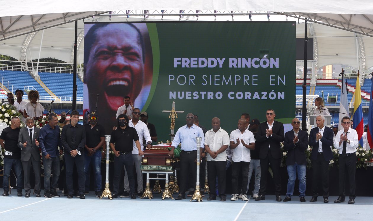 Los exfutbolistas colombianos Henry Zambrano, Eduardo Niño, René Higuita, Harold Lozano, Farid Mondragón, Alexis Mendoza y el entrenador Juan Carlos Osorio, entre otros posan junto al féretro del exfutbolista colombiano Freddy Rincón