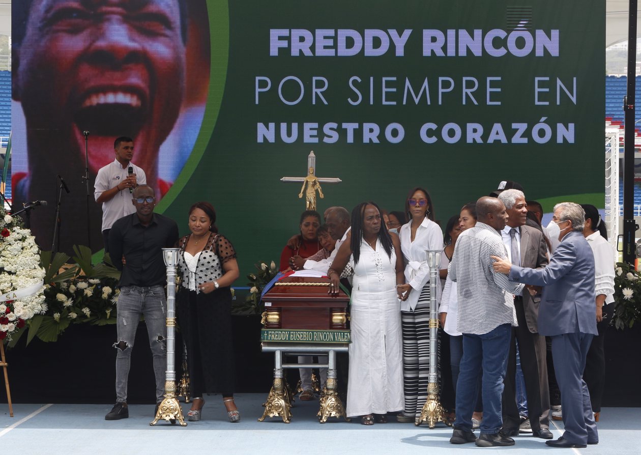 El exfutbolista colombianos Faustino Asprilla habla con los entrenadores Francisco Maturana y Jorge Luis Pinto.