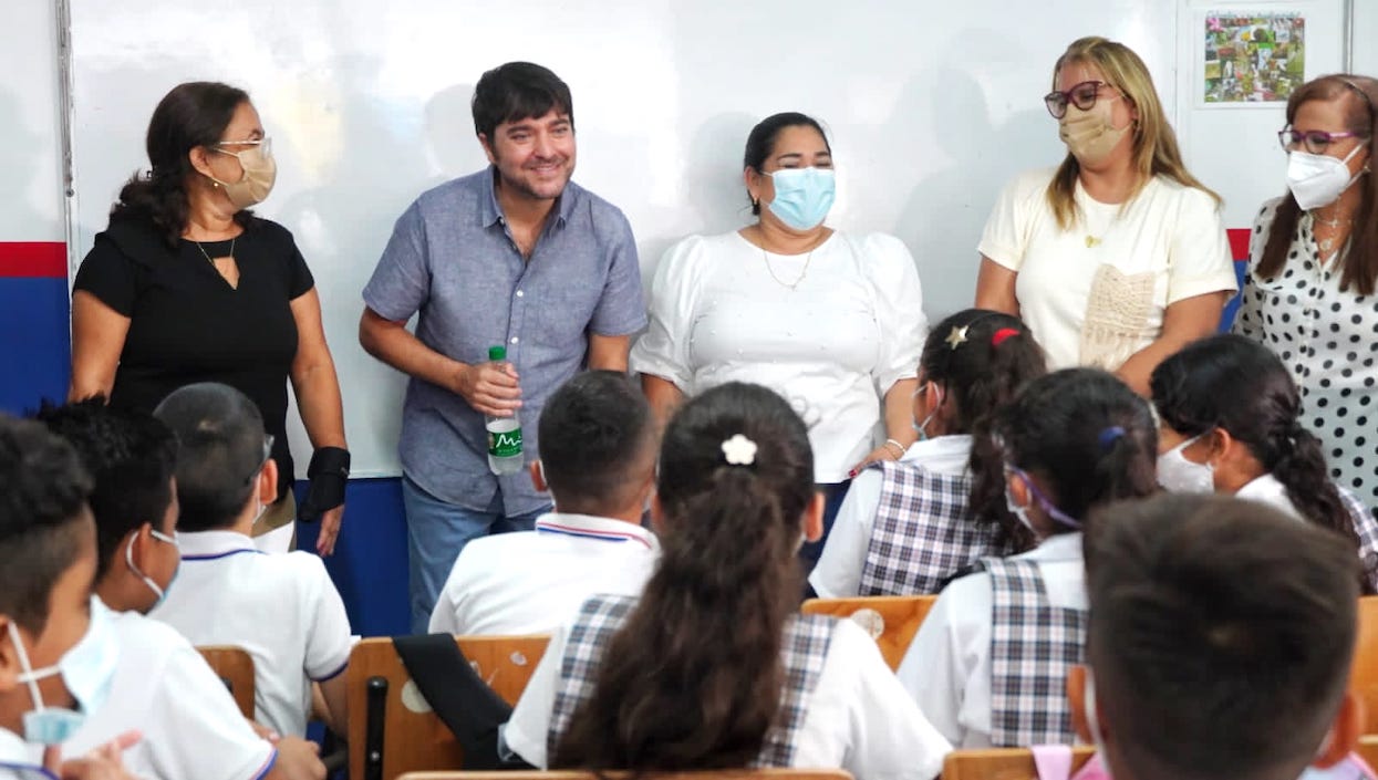 El Alcalde Jaime Pumarejo dialogando con los estudiantes de la IED Boston.