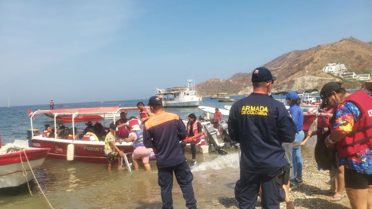 Personal de la Dimar vigilando la salida de las embarcaciones.