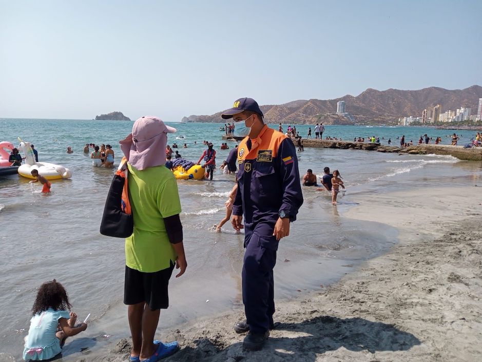 Dialogando con los visitantes en las playas.