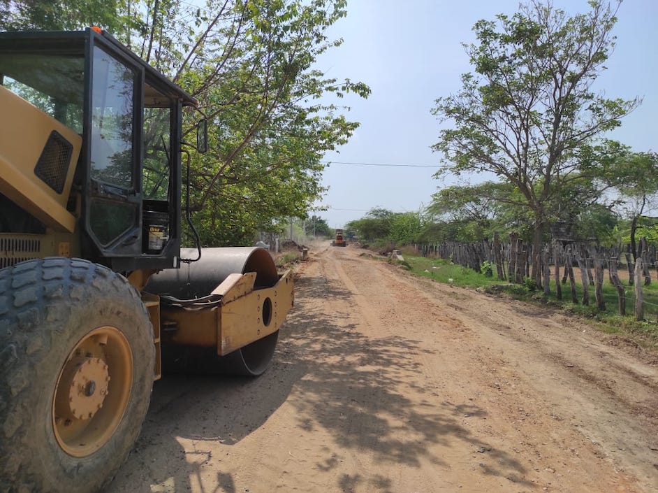 Maquinaria pesada trabajando en los caminos terciarios.