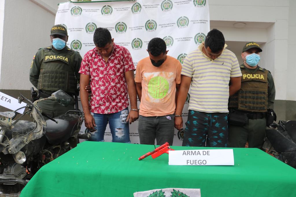 Policía Nacional Venezolanos capturados y motocicletas recuperadas.