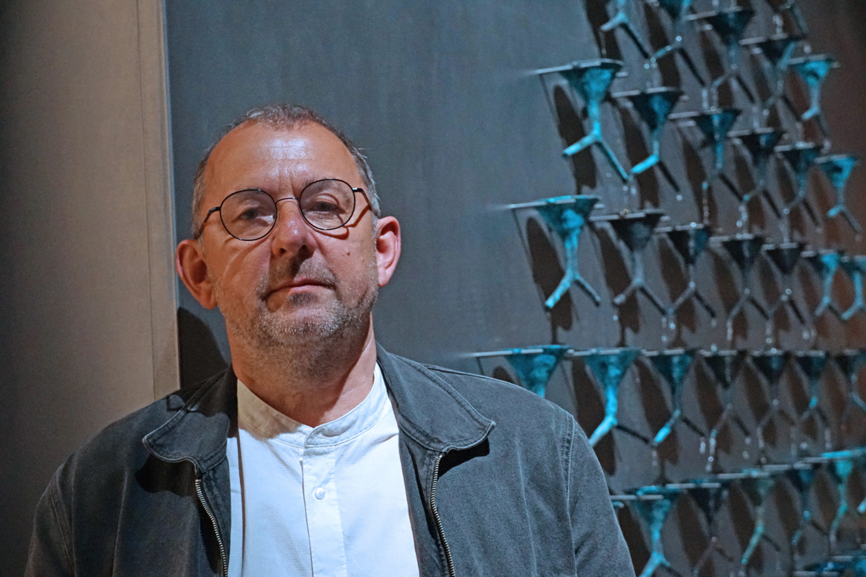 Pavlo Makov presenta en Venecia "The Fountain of Exhaustion. Acqua alta" ("Fuente de agotamiento. Agua alta"), una majestuosa escultura formada por 70 embudos, que están fijados a una pared y forman un triángulo.