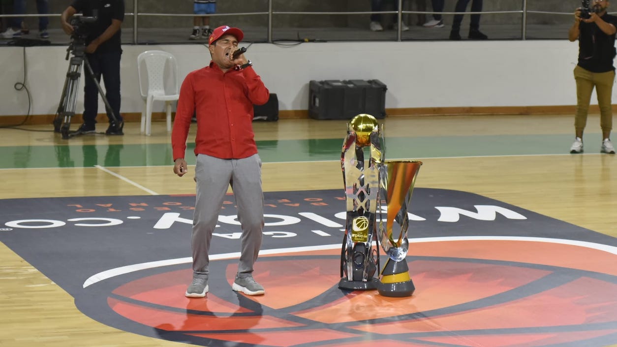 Checo Acosta entonando el Himno Nacional.