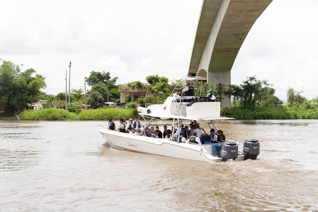 Los inversionistas recorriendo el Canal del Dique.