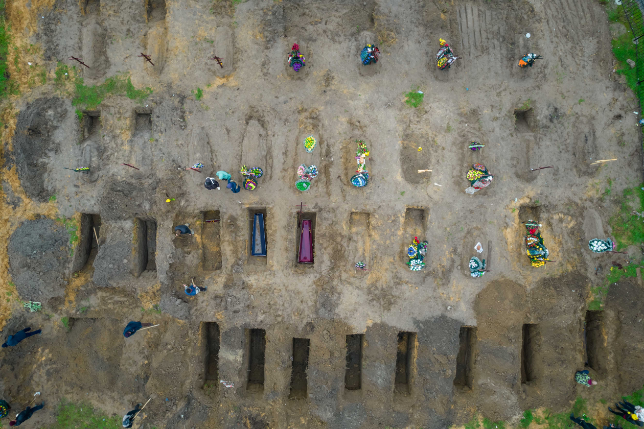 El cementerio improvisado en Irpin.