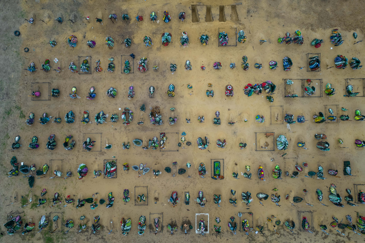 El cementerio improvisado en Irpin.