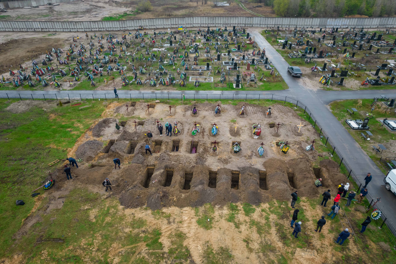 El cementerio improvisado en Irpin.