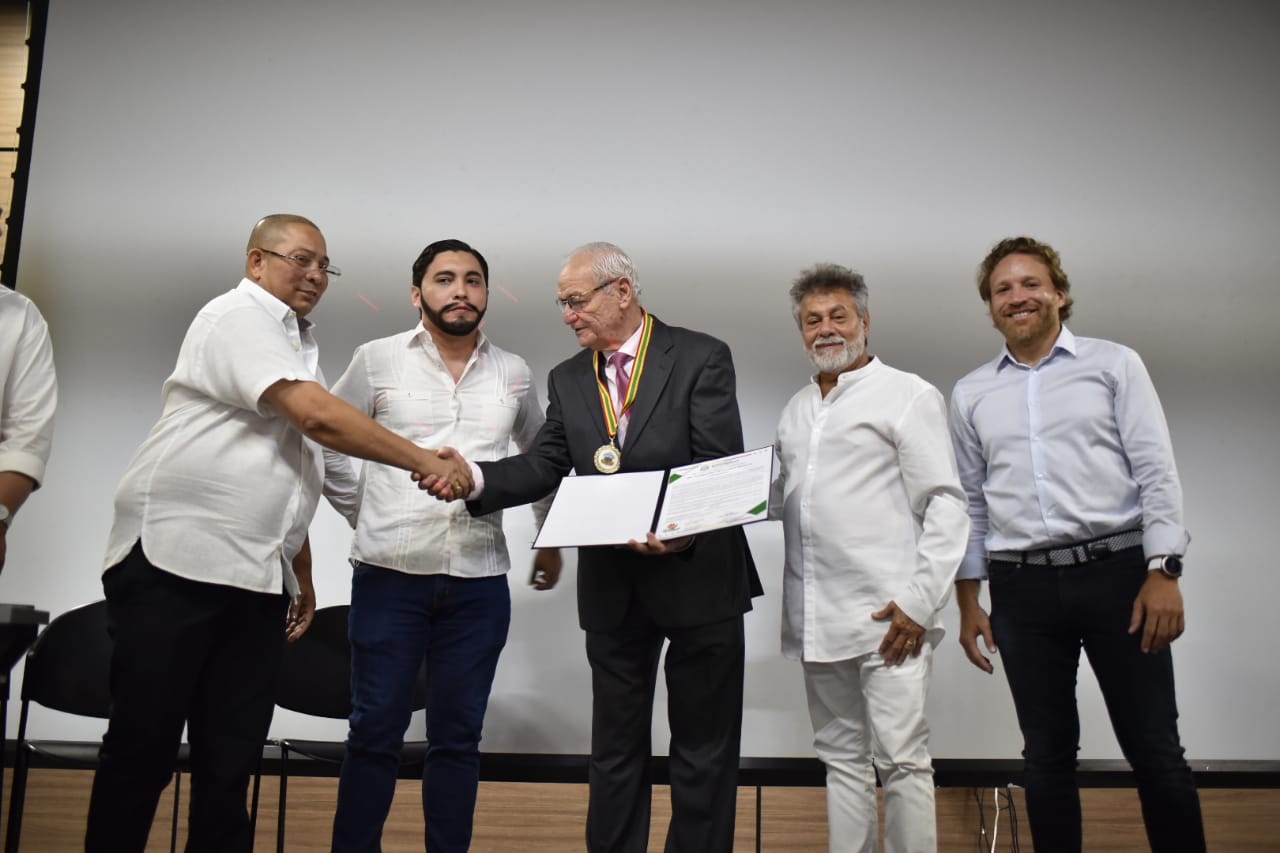 Condecoración al médico Florentino De La Cruz.