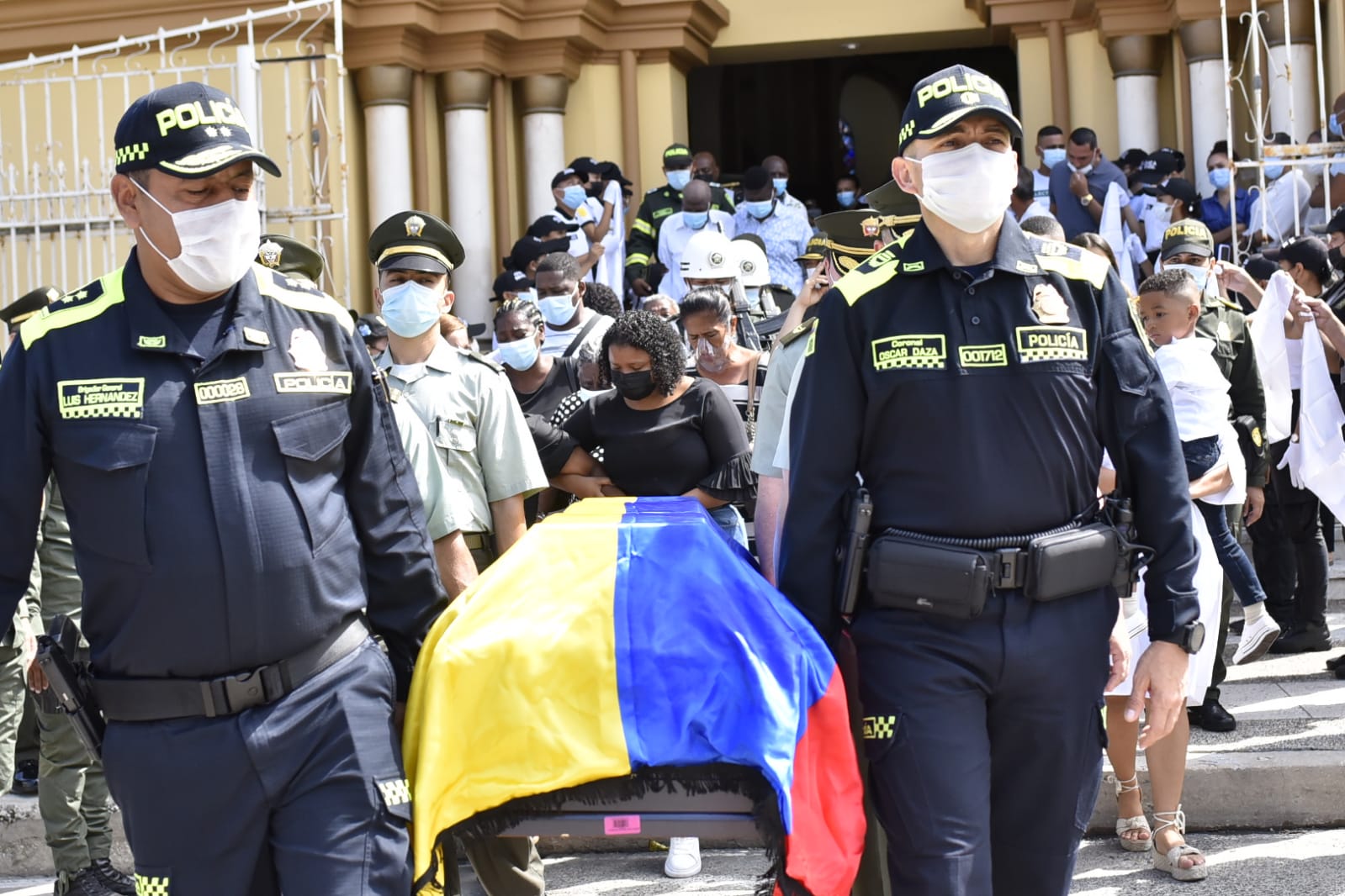 El general Luis Carlos Hernández y el coronel Óscar Daza, en el sepelio del patrullero Naudin Córdoba