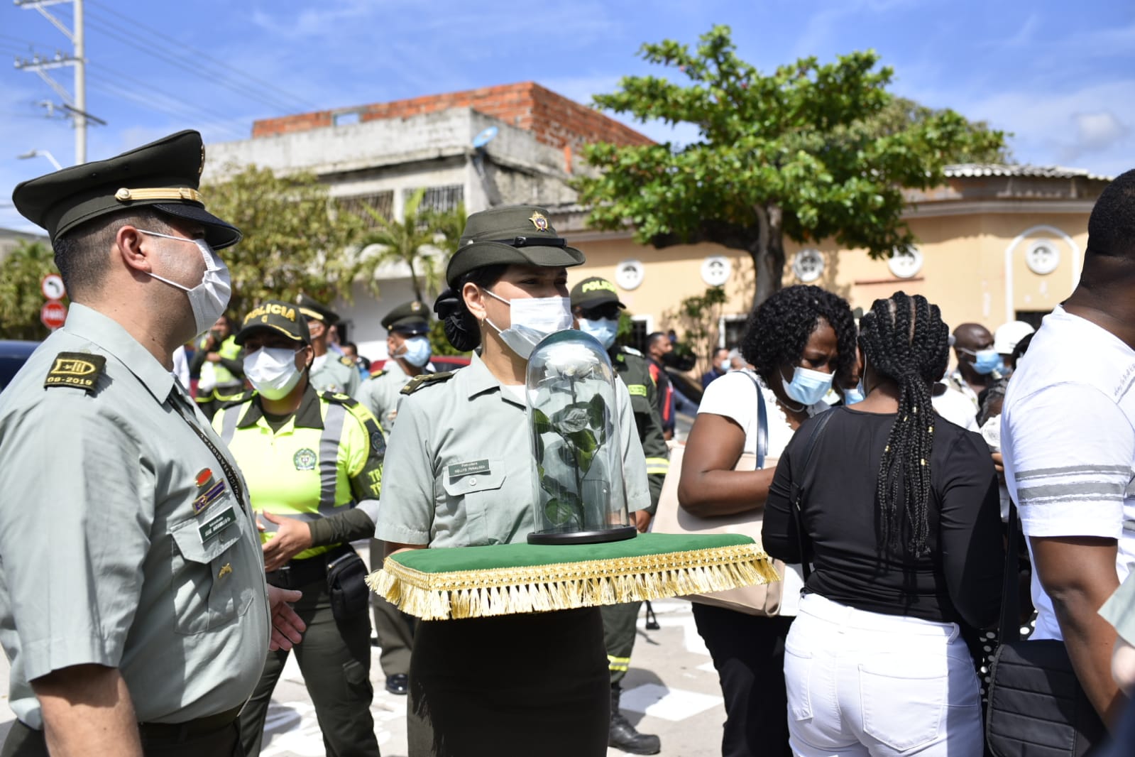 Una rosa blanca para el patrullero Naudin Córdoba Mena.