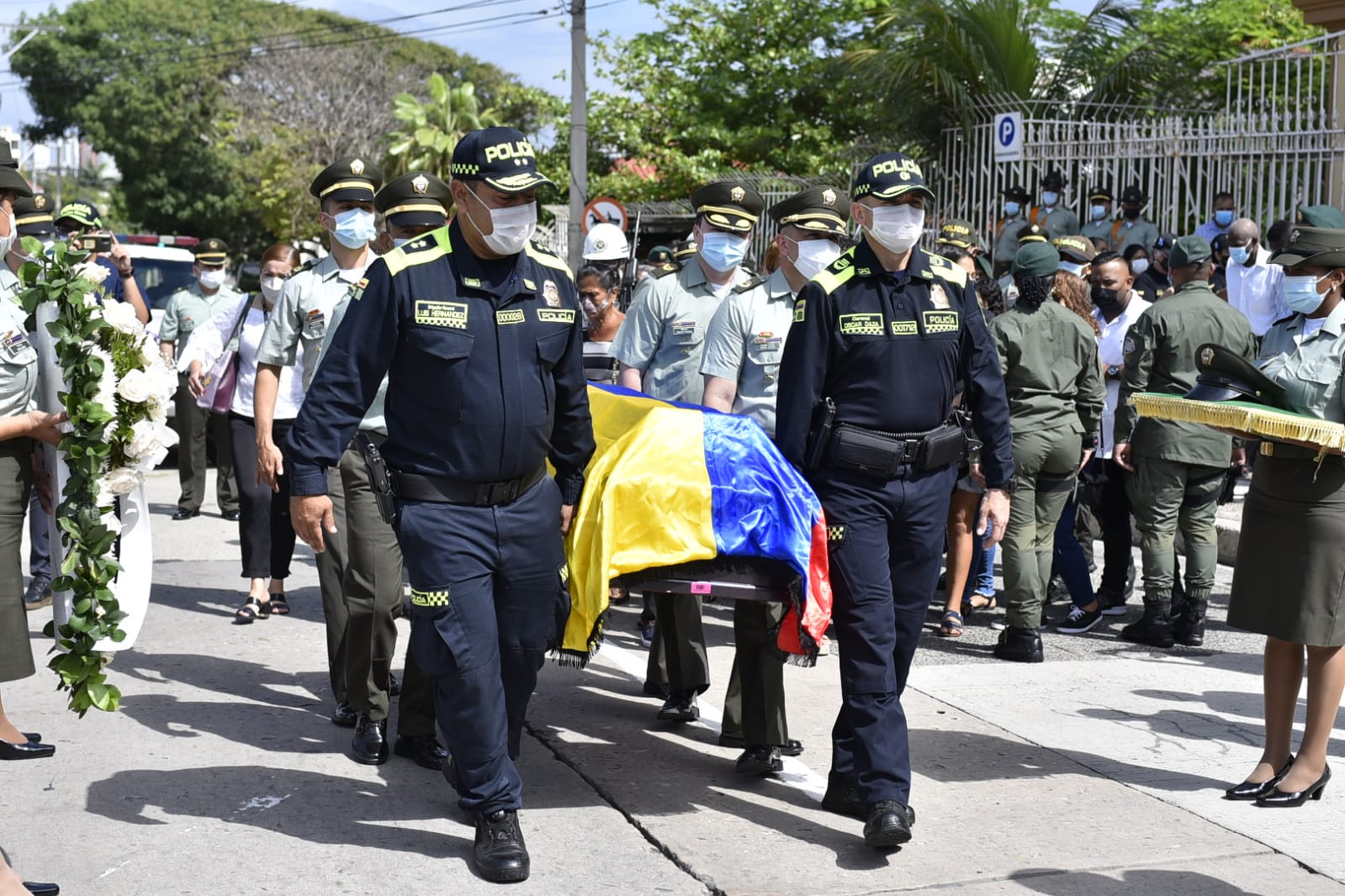 El general Luis Carlos Hernández y el coronel Óscar Daza, en el sepelio del patrullero Naudin Córdoba