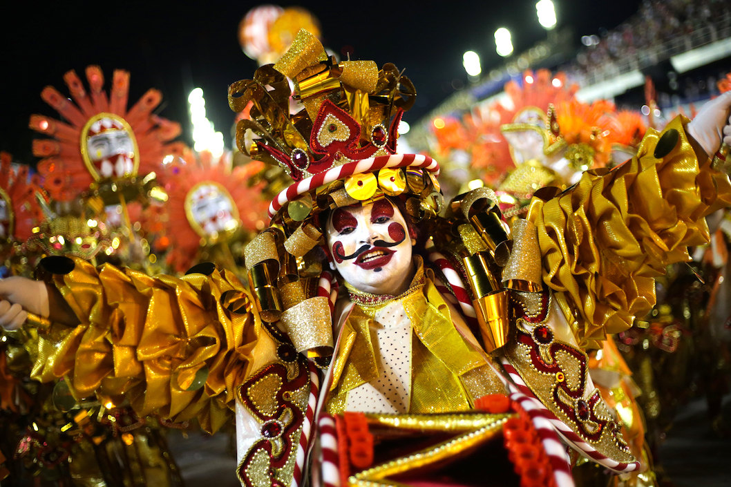 Miembros de la Escuela de Samba Unidos Do Viradouro durante el desfile en el Sambódromo de Río de Janeiro.