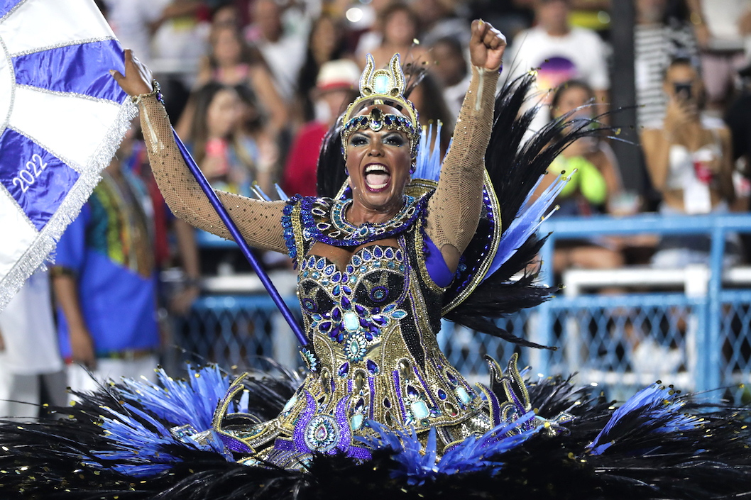 Alegría contagiante de una integrante de la de la Escuela de Samba Beija Flor.