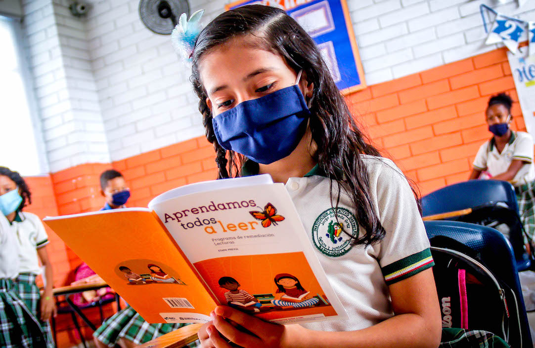 Una estudiante en ejercicio de lectura.