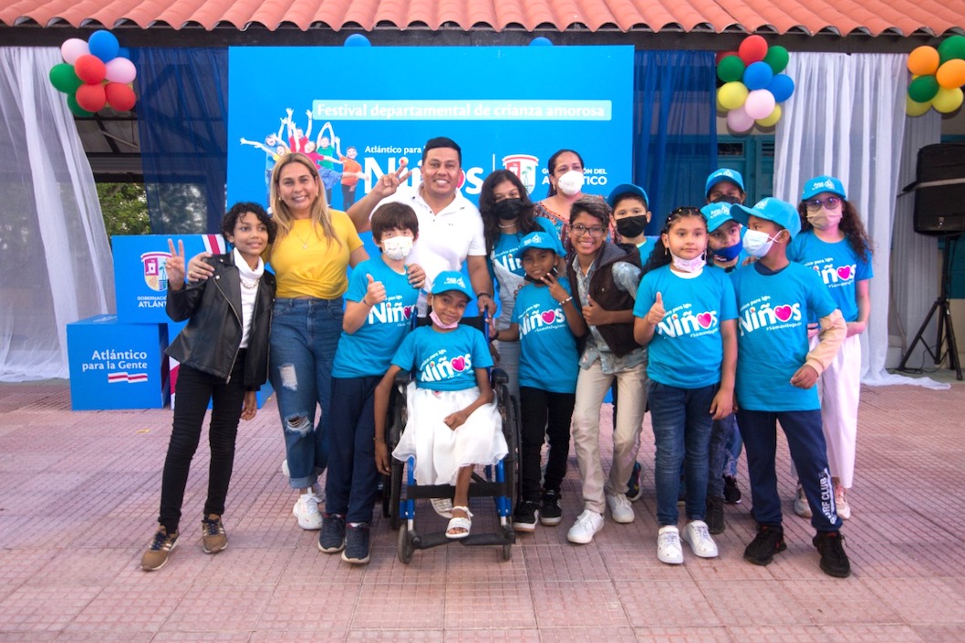 Participantes en la firma del pacto.