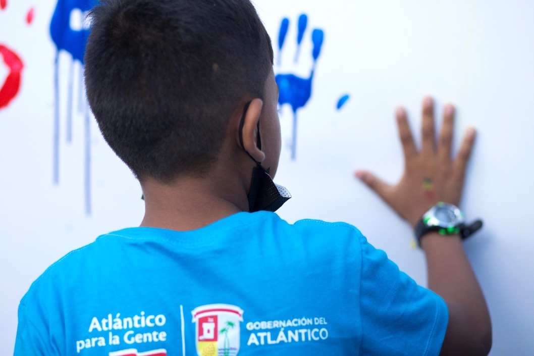 Los niños participando en la firma del pacto.