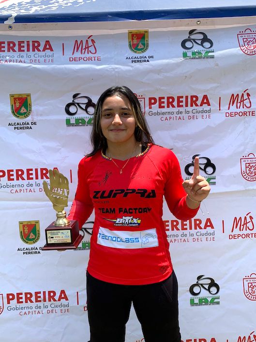 Sharid Fayad exhibiendo el trofeo.