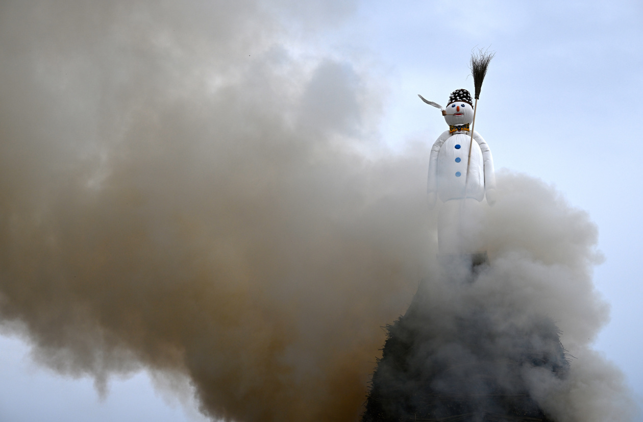 El Sechselauten es un tradicional festival que marca el fin del invierno, con un desfile de gremios en disfraces históricos y con la quema simbólica de un hombre de nieve.