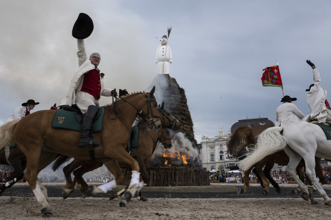Durante la ceremonia Sechseläuten, la pira con el Böögg encima se enciende a las 6:00 en punto.