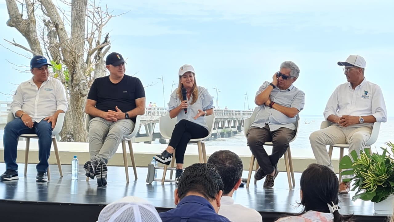 El alcalde de Puerto Colombia, Wilman Vargas; el COO de Tecnoglass, Christian Daes; la Gobernadora del Atlántico, Elsa Noguera; el presidente de la Sociedad Colombiana de Arquitectos, Alfredo Reyes y el Alcalde de Repelón, Wilfrido García.