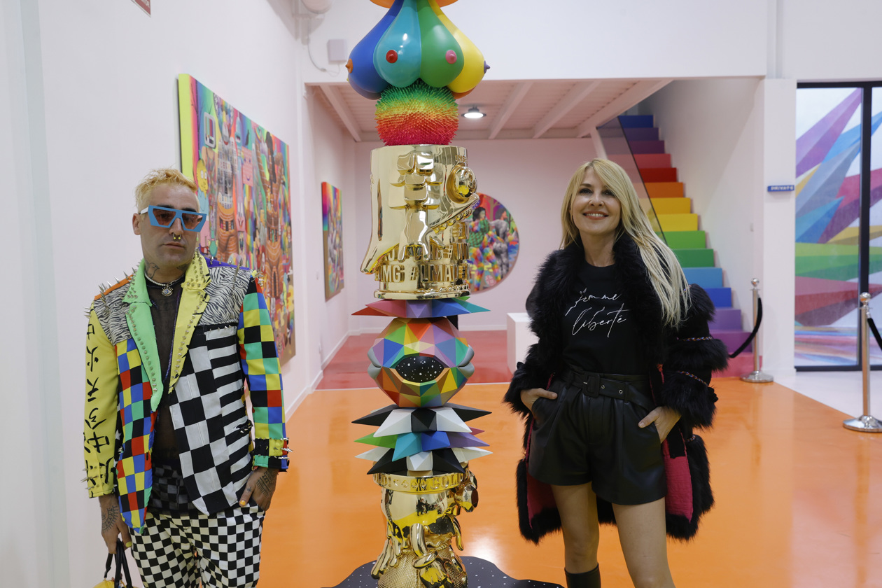 La actriz, madrina del evento y presidenta de la Academia de las Artes Escénicas, Cayetana Guillén Cuervo (d), posa junto al pintor, escultor y diseñador Okuda (i) durante la inauguración de la exposición de Factory of Dreams, un espacio único para el arte, la creación y la cultura, este miércoles den Madrid. 