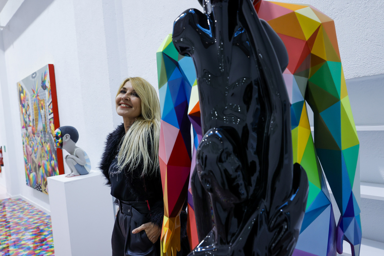 La actriz, madrina del evento y presidenta de la Academia de las Artes Escénicas, Cayetana Guillén Cuervo, posa durante la inauguración de la exposición de Factory of Dreams, un espacio único para el arte, la creación y la cultura, este miércoles en Madrid. 