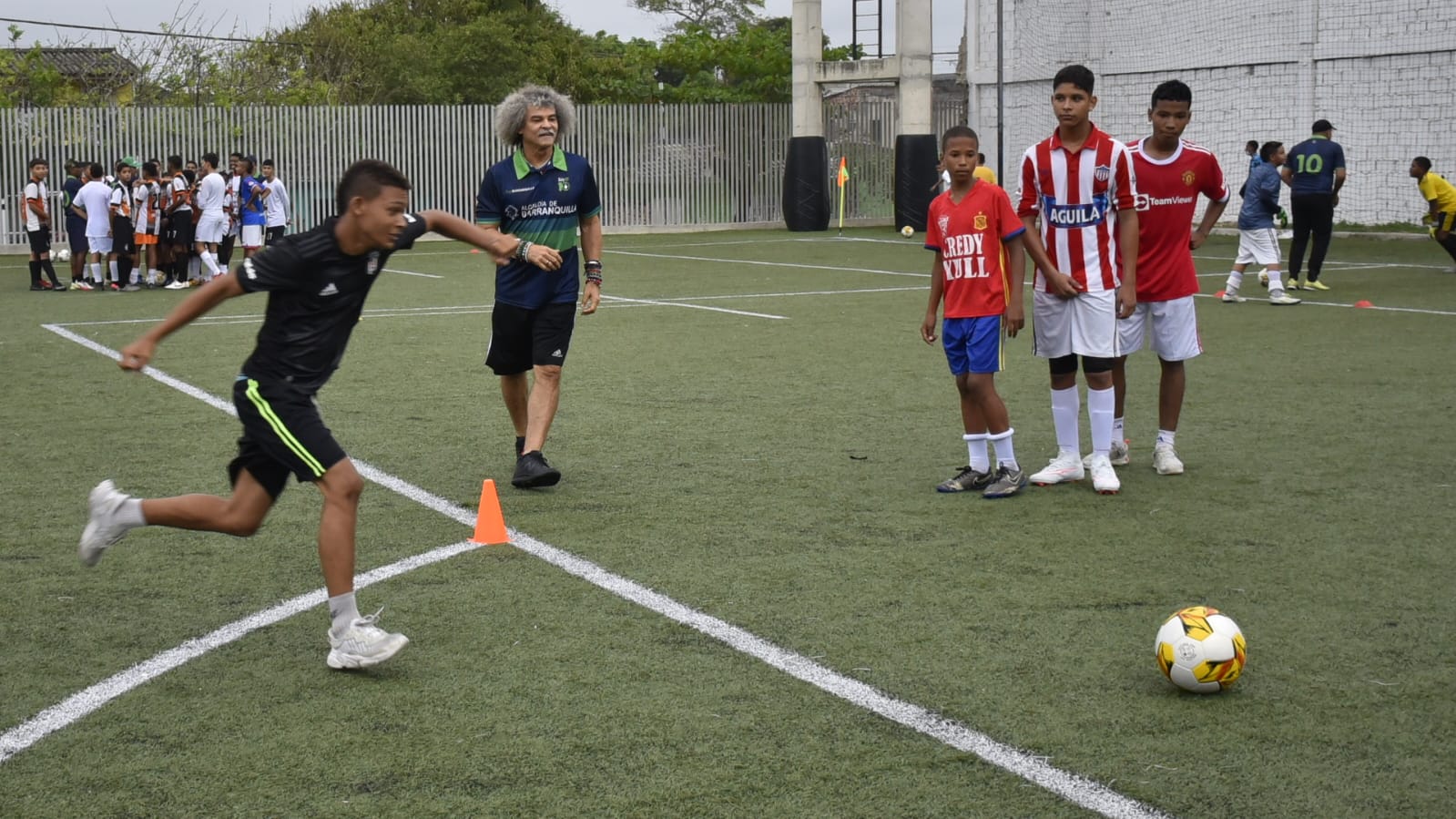 Carlos 'el Pibe' Valderrama enseñando a los más jóvenes.