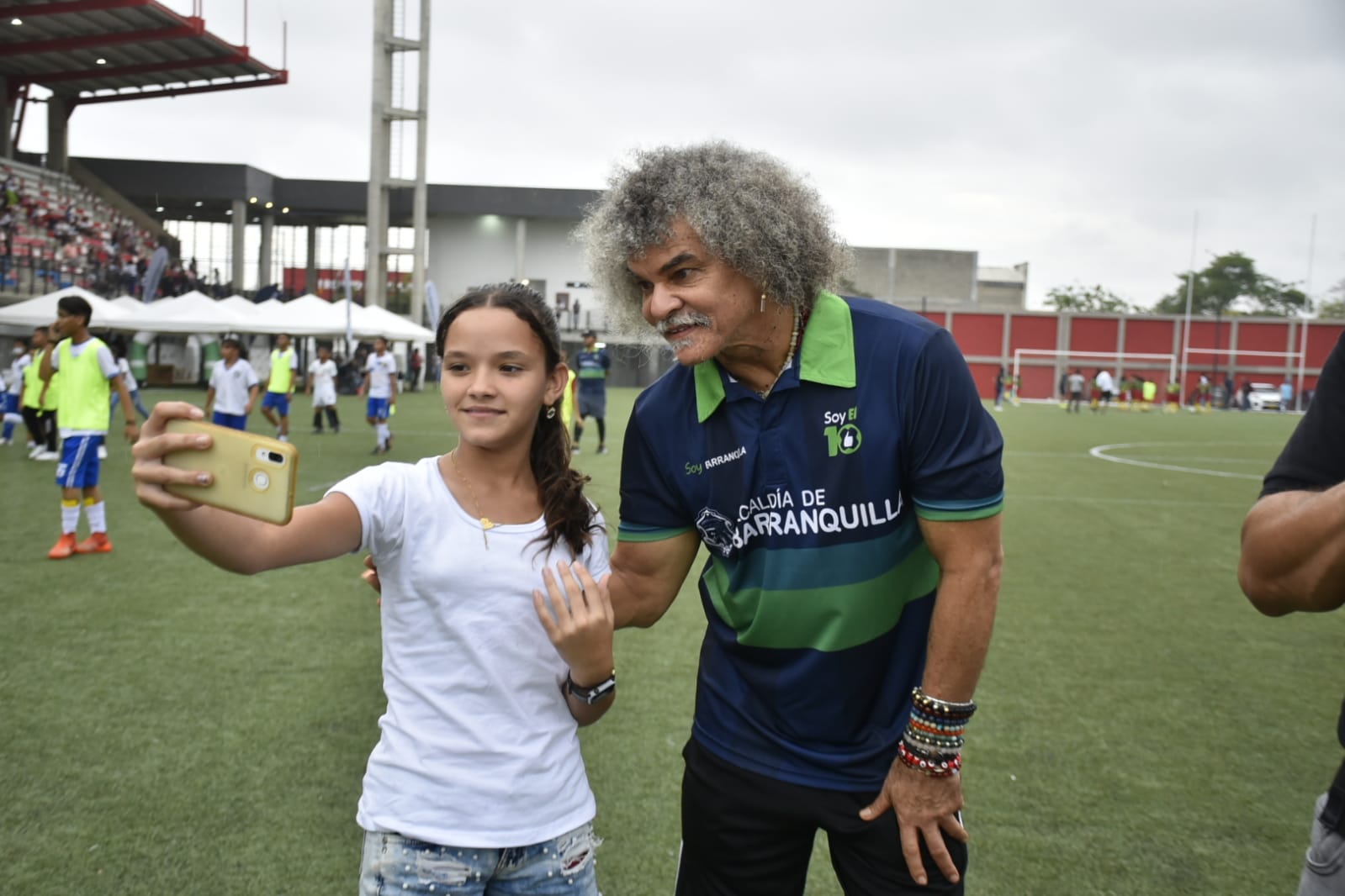 Carlos 'el Pibe' Valderrama compartiendo con el público que lo quiere.