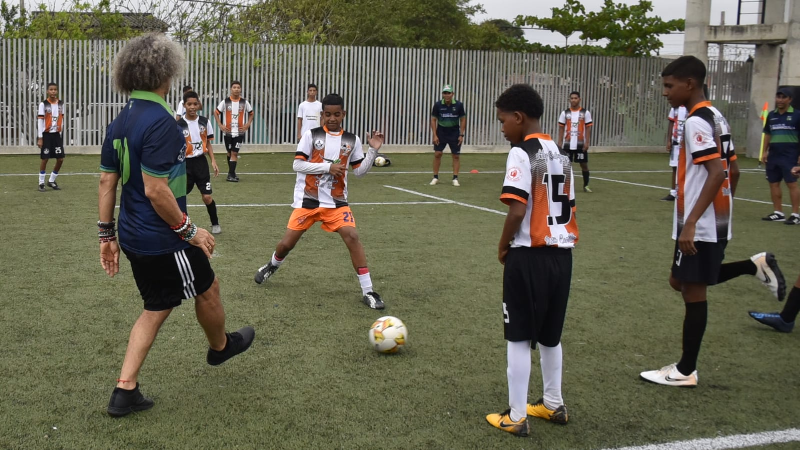 Carlos 'el Pibe' Valderrama enseñando a los más jóvenes.