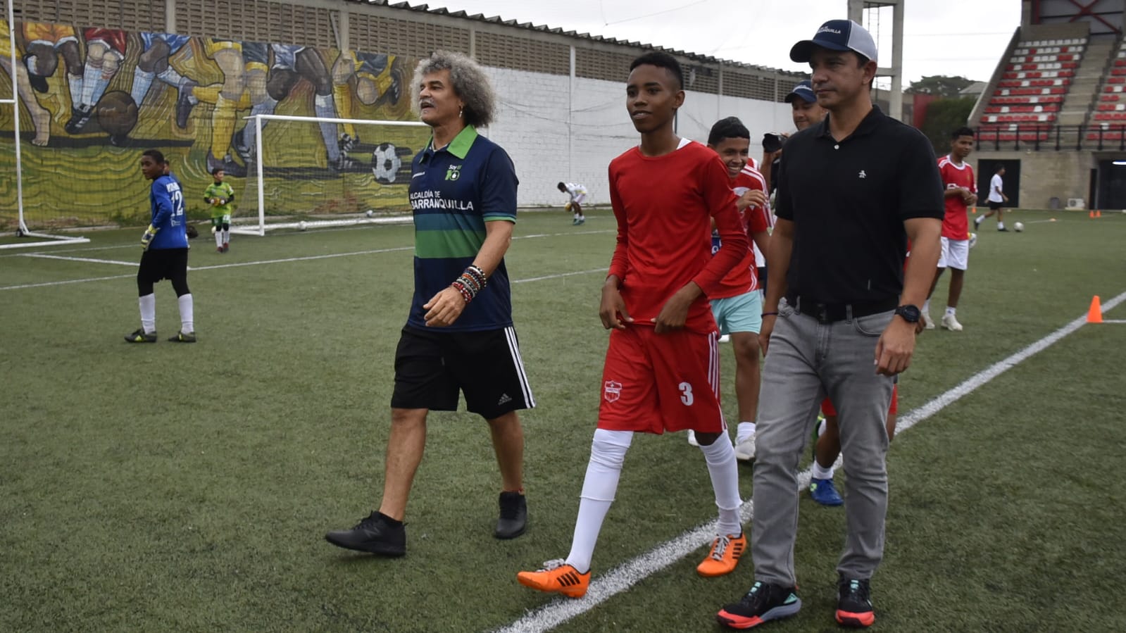 Carlos 'el Pibe' Valderrama y el secretario de Deportes del Distrito, Gabriel Berdugo.