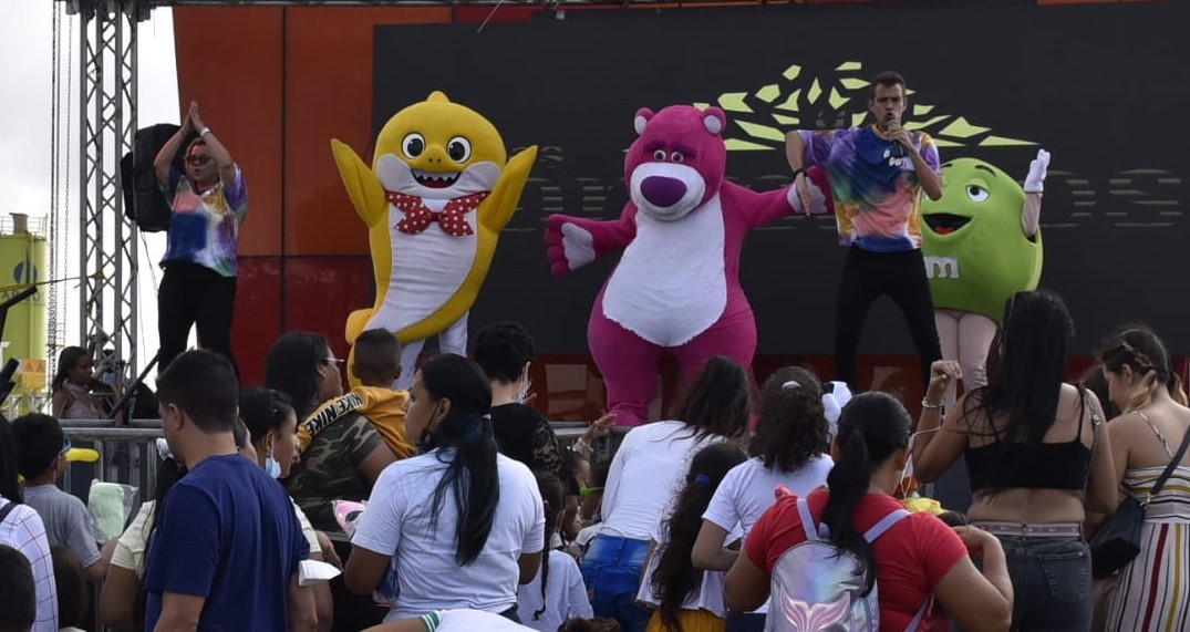 Un show lleno de música, personajes y mucho encanto vivieron los niños en el monumento La Ventana al Mundo.
