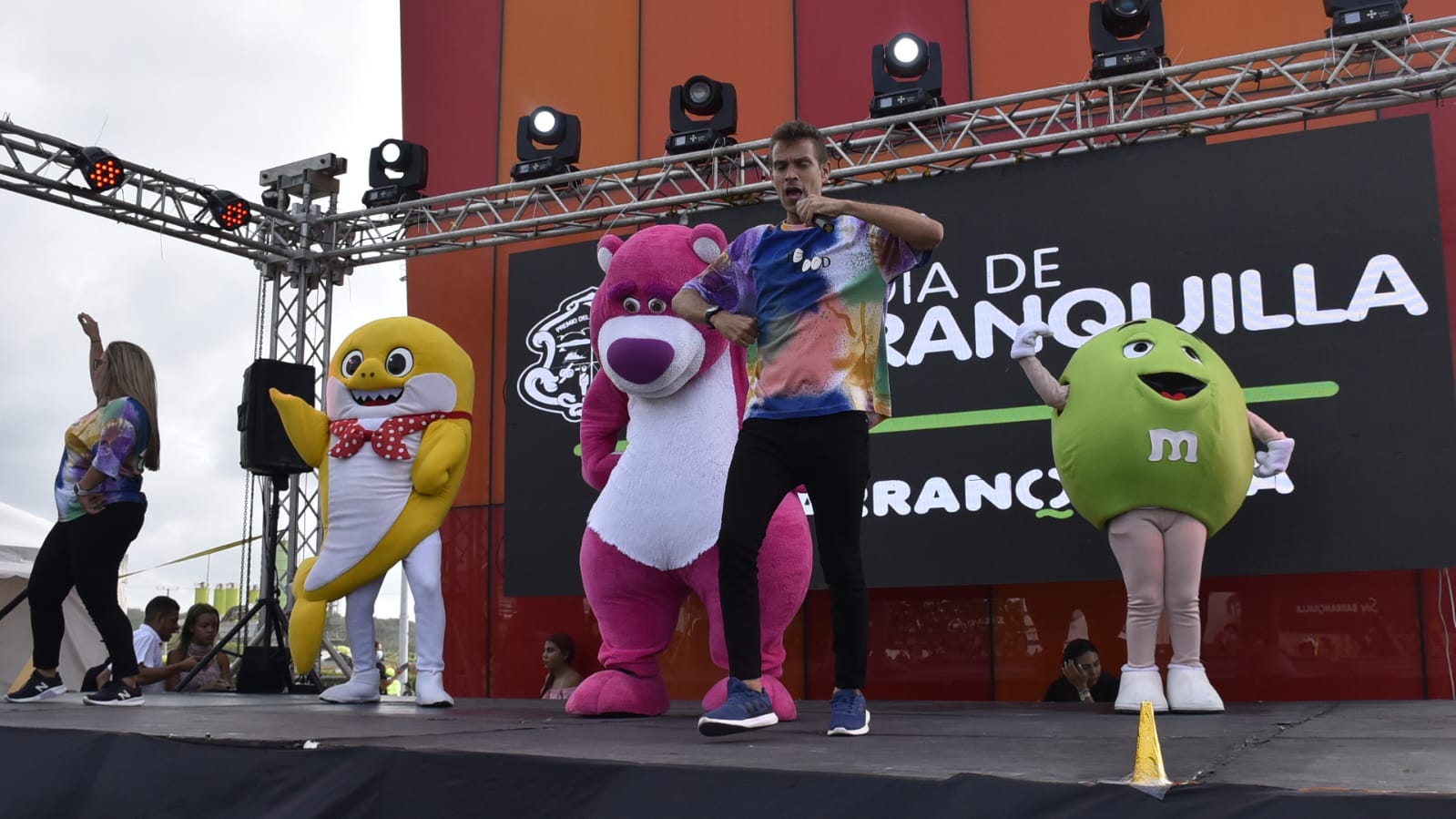 Los personales 'Baby Shark', 'Lotso' y un M&M se pasearon por el escenario.