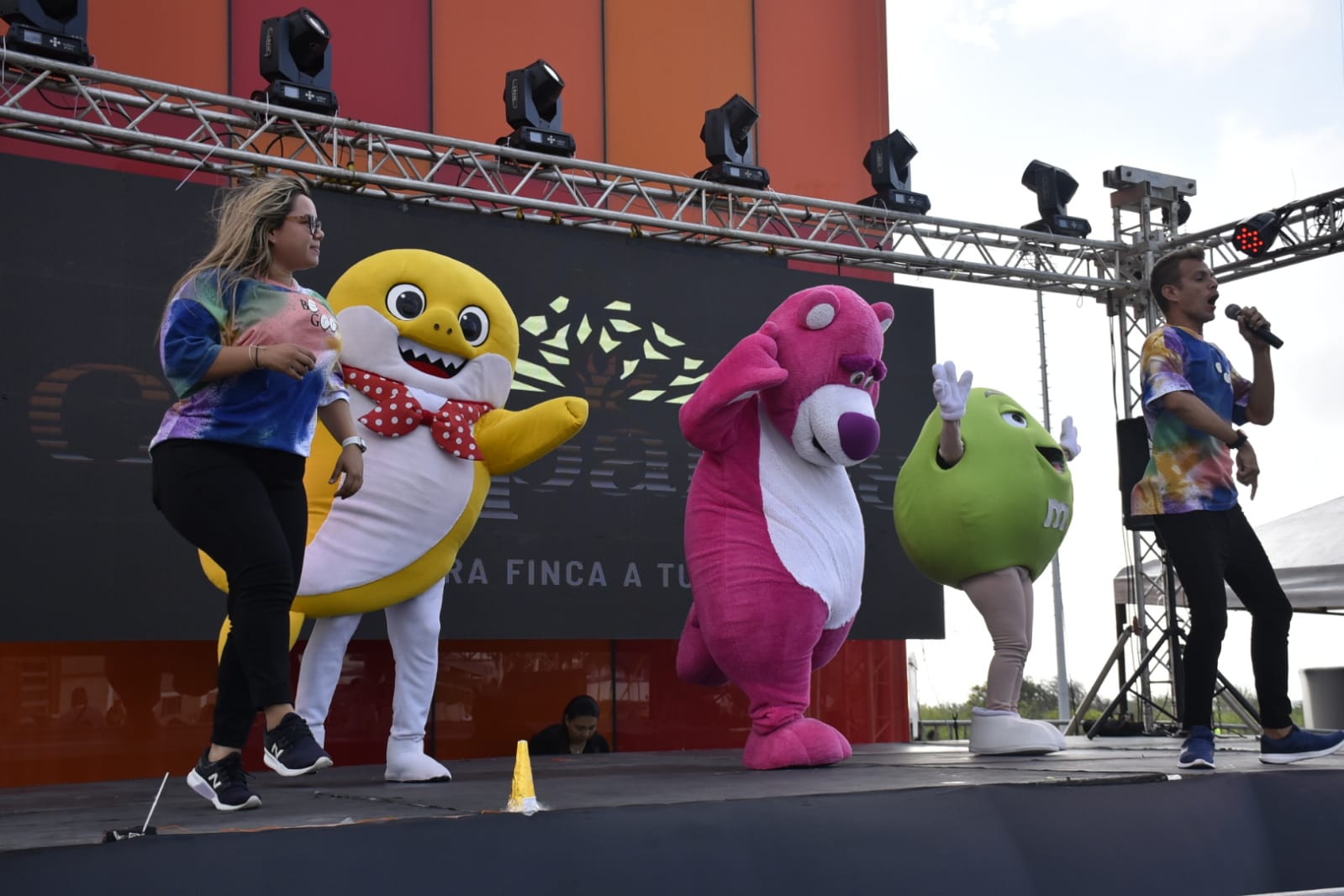 En escena algunos de los personajes que participaron de la tarde mágica en la Ventana al Mundo para los niños.