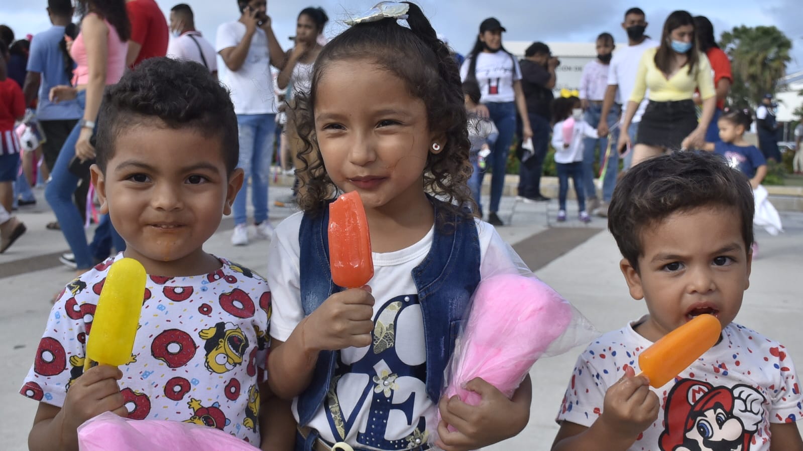 Algunos de los niños saboreando un rico helado.