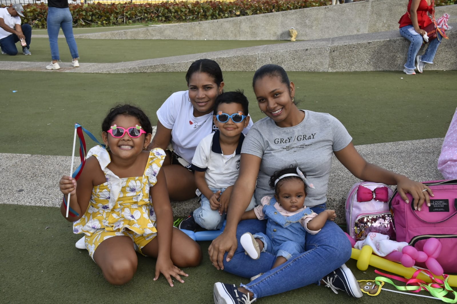 Algunos niños con su mamá en el evento de la Fundación Tecnoglass por el Día del Niño.