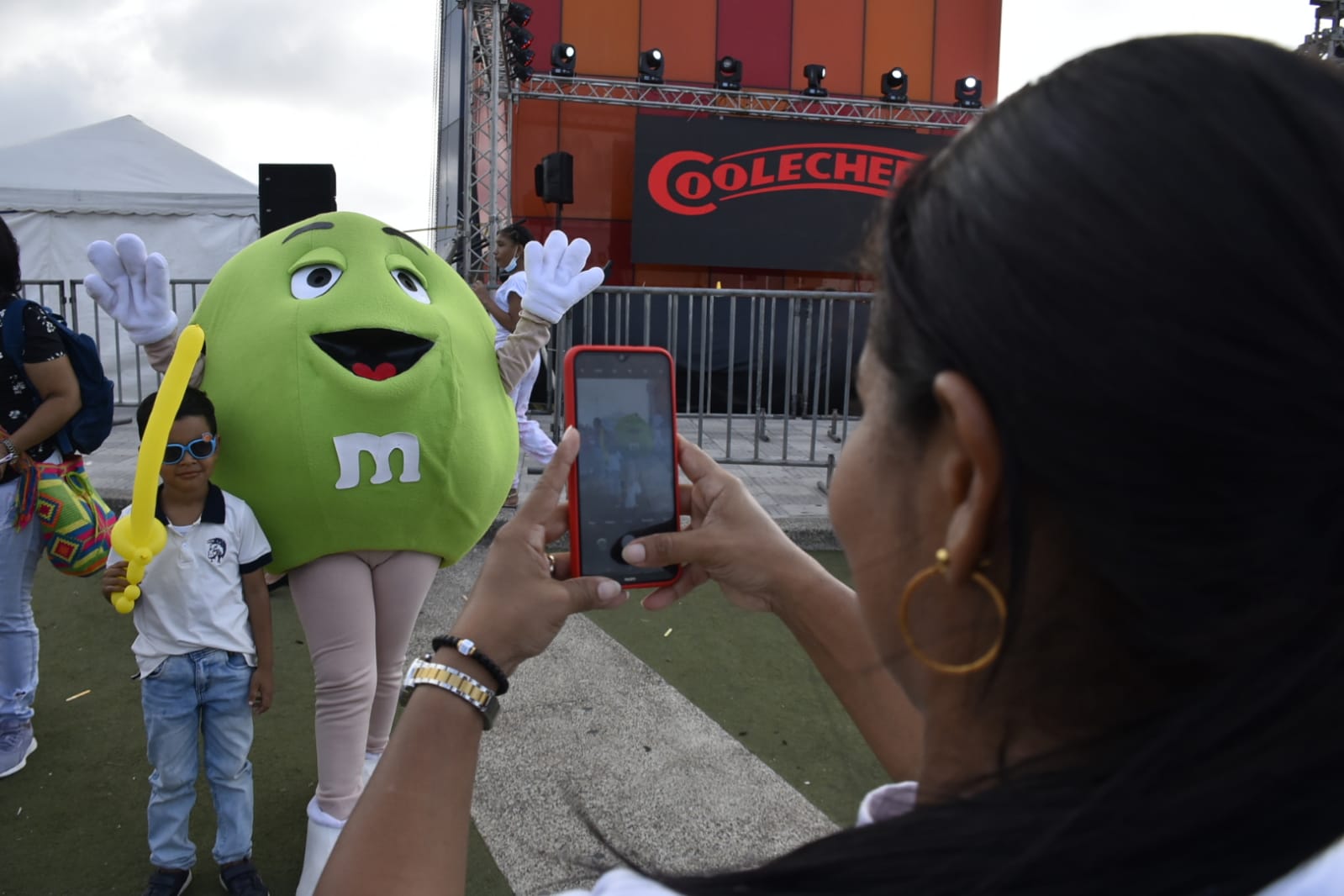 Otro personaje de M&M con los niños.