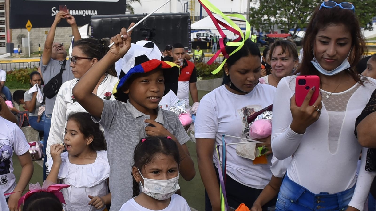 Los niños acompañados de sus padres disfrutaron del evento.