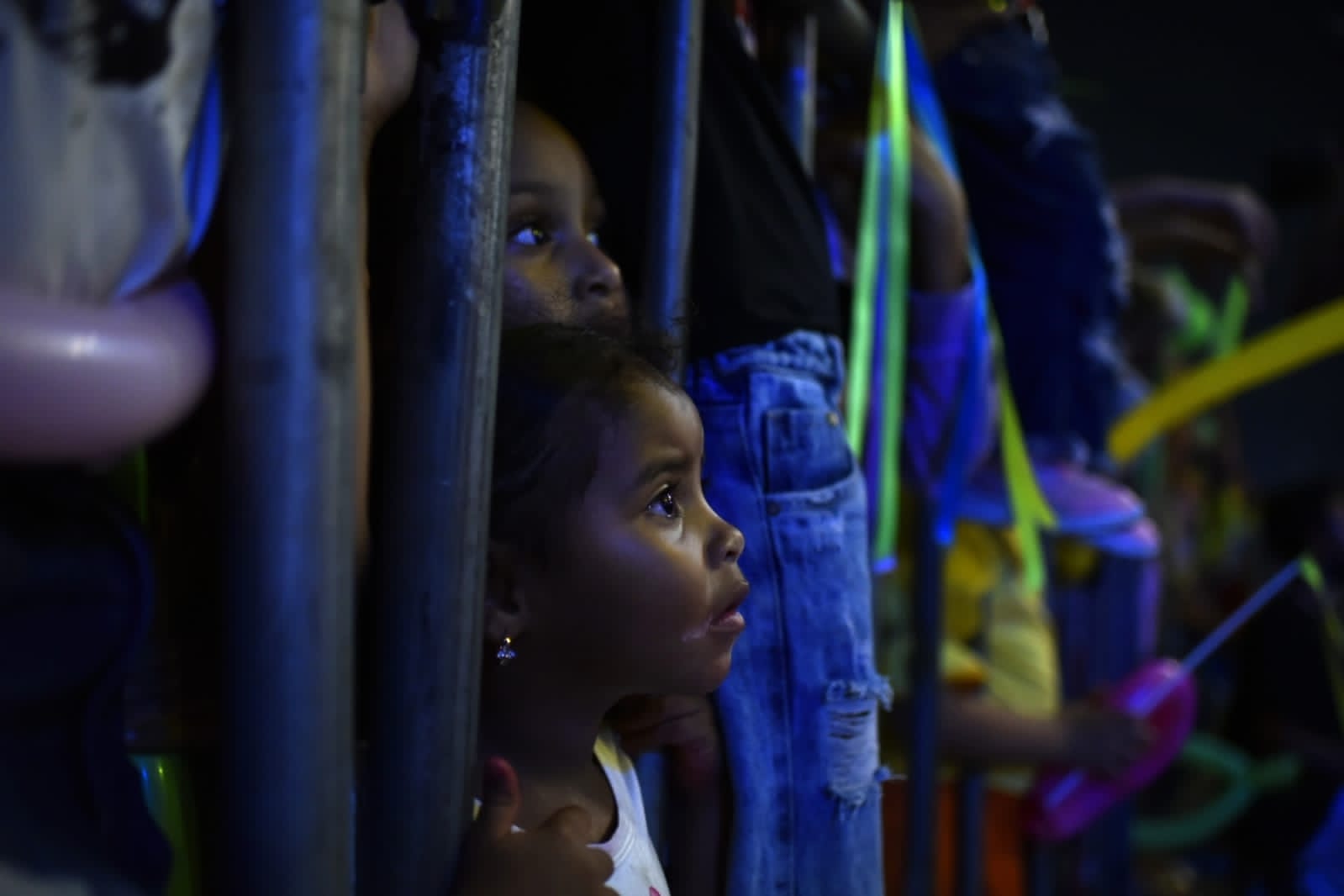 La admiración de una niña viendo los personajes de 'Encanto'