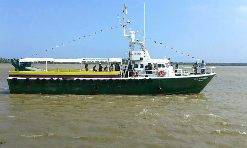 Embarcación ofrecida al turismo por el río Magdalena.