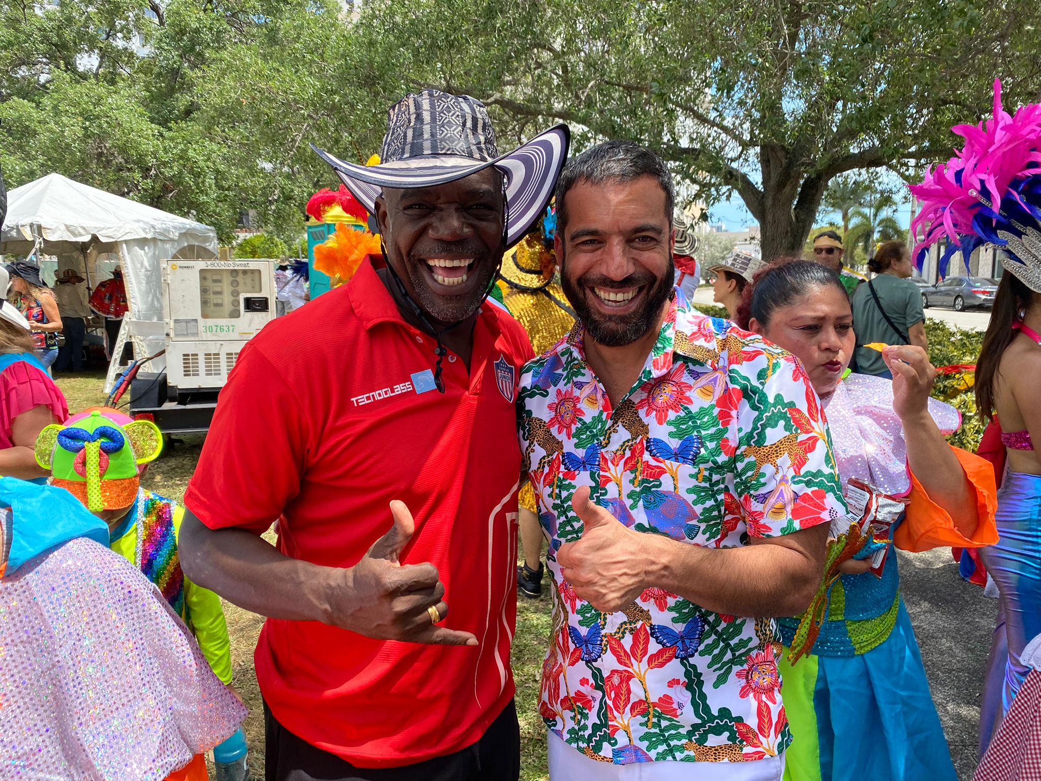 El exfutbolista Luis 'Coroncoro' Perea con el senador Arturo Char. 