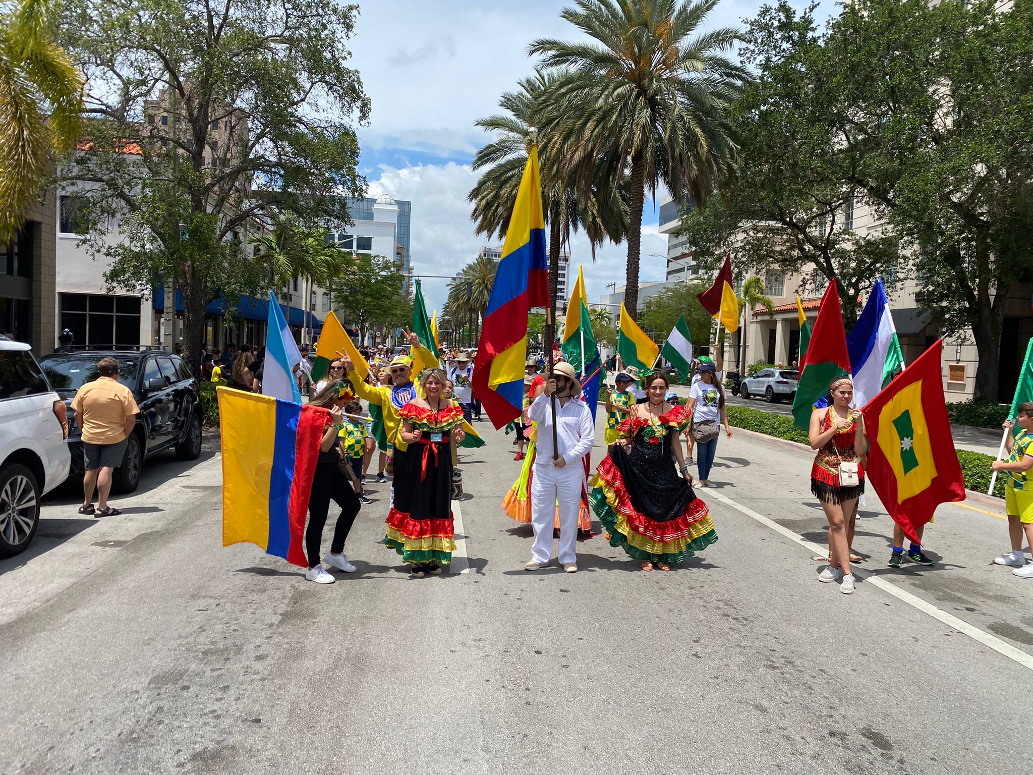 Las banderas que dieron apertura al desfile. 