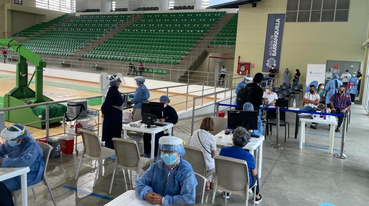 Vacunación en el coliseo de baloncesto Elías Chegwin. 