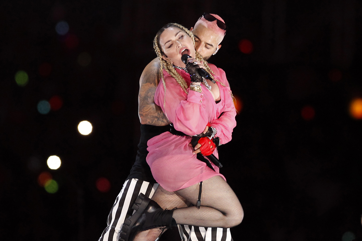 La cantante Madonna canta durante el concierto "Medallo en el mapa" del cantante Maluma en Medellín (Colombia).  