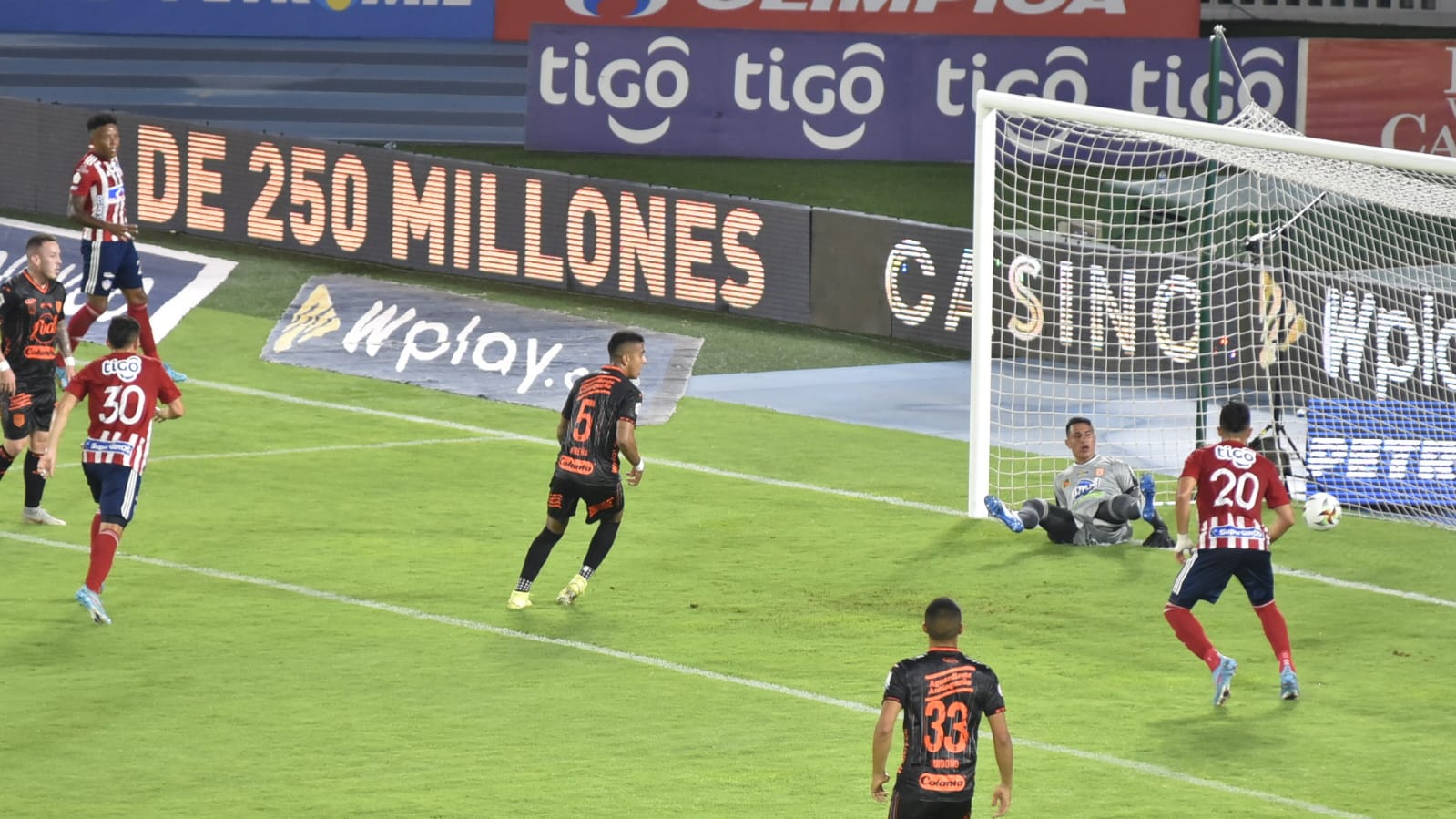 Remate de Fabián Ángel para el 1-0.
