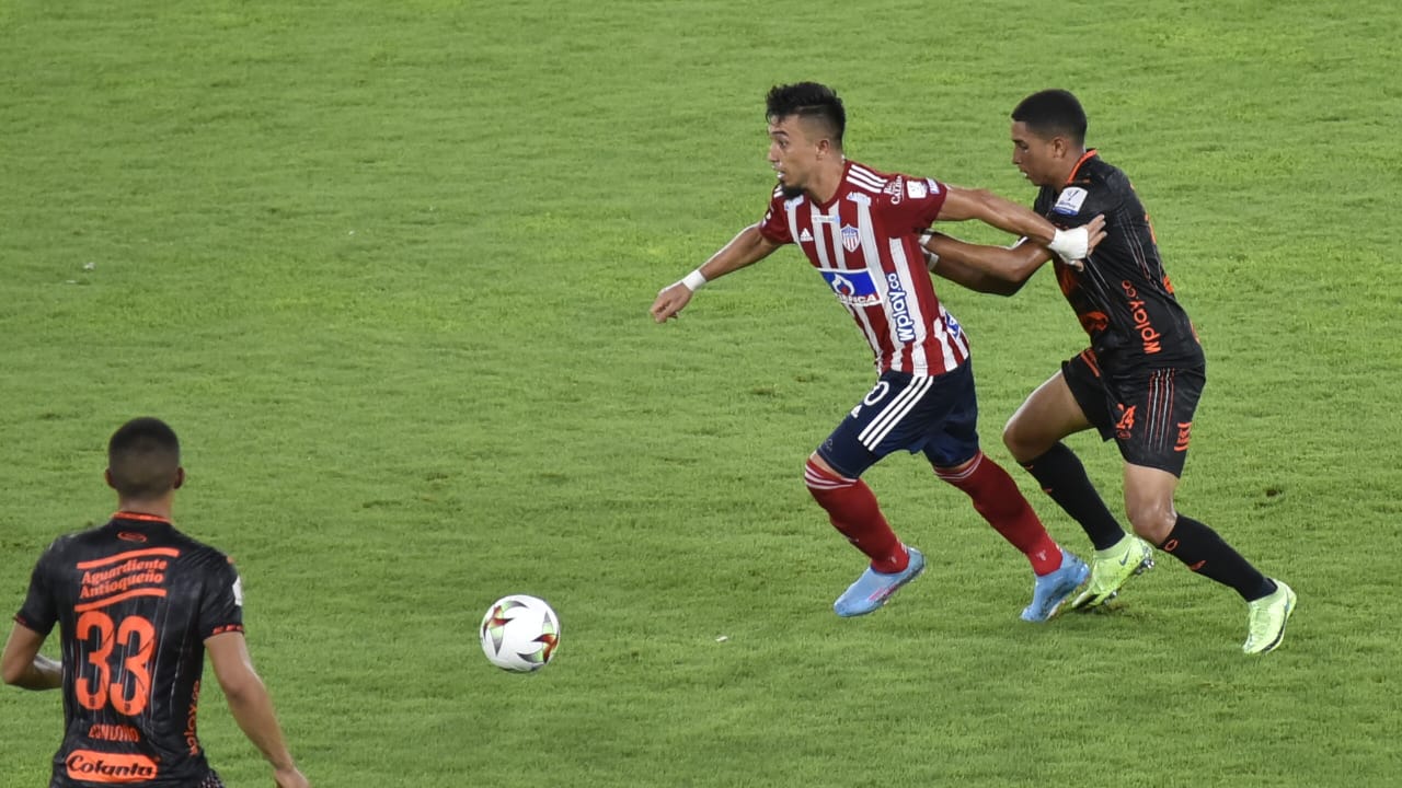 Fernando Uribe eludiendo marca.